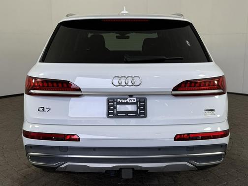 Glacier White Metallic 2023 Audi Q7 55 Premium Plus
