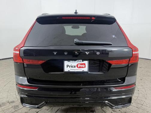 2024 Volvo XC60 Core Dark Theme AWD