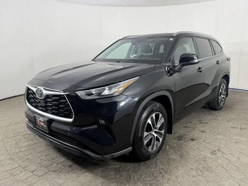 Midnight Black Metallic 2021 Toyota Highlander XLE