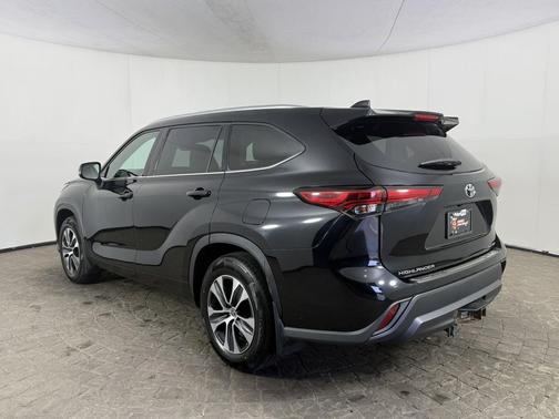 Midnight Black Metallic 2021 Toyota Highlander XLE