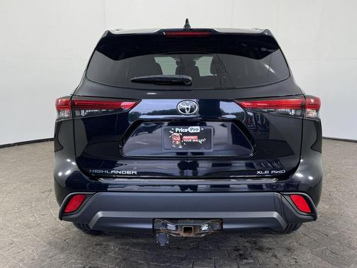 Midnight Black Metallic 2021 Toyota Highlander XLE
