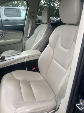 2022 Volvo XC90 T5 Momentum