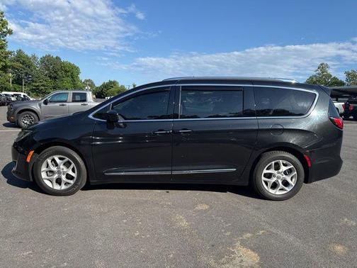 Brilliant Black Crystal Pearlcoat 2017 Chrysler Pacifica Touring-L