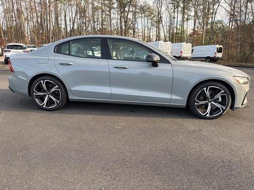 2024 Volvo S60 B5 Ultimate Dark Theme