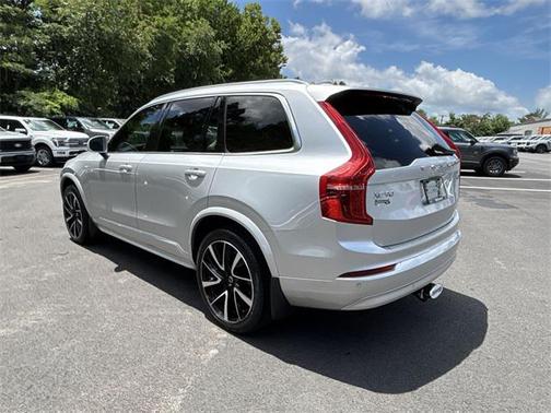 2022 Volvo XC90 T6 Momentum