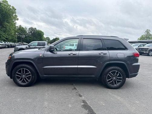 Granite Crystal Metallic Clearcoat 2017 Jeep Grand Cherokee Trailhawk