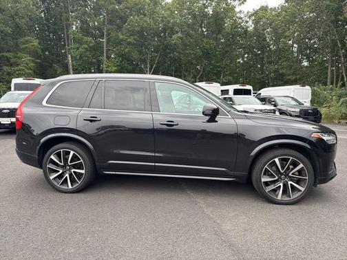 2021 Volvo XC90 T6 Momentum