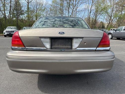 2003 Ford Crown Victoria Base