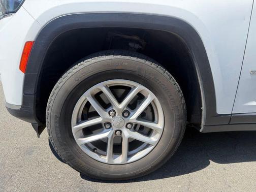 Bright White Clearcoat 2023 Jeep Grand Cherokee L Laredo