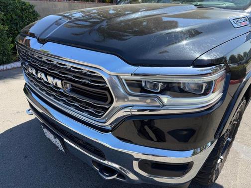 Diamond Black Crystal Pearlcoat 2022 RAM 1500 Limited