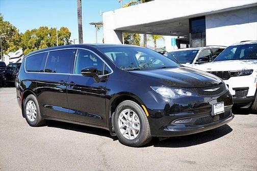 2025 Chrysler Voyager LX
