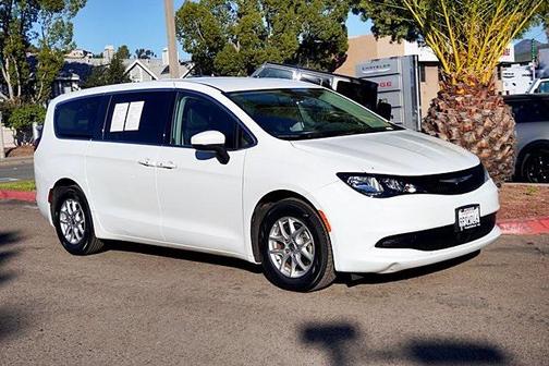 2022 Chrysler Voyager LX