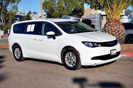 2022 Chrysler Voyager LX