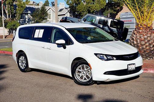 2022 Chrysler Voyager LX