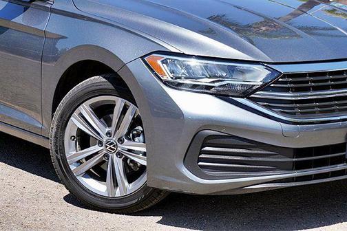 Platinum Gray Metallic 2024 Volkswagen Jetta 1.5T SE