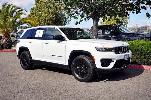 Bright White Clearcoat 2023 Jeep Grand Cherokee Laredo
