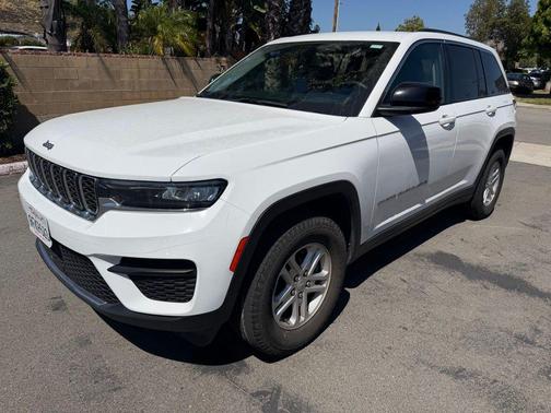 Bright White Clearcoat 2023 Jeep Grand Cherokee Laredo