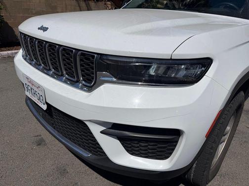 Bright White Clearcoat 2023 Jeep Grand Cherokee Laredo