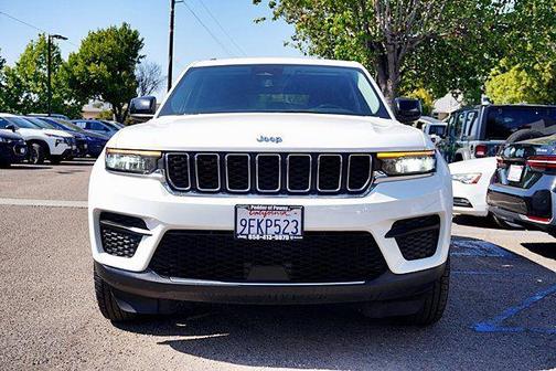 Bright White Clearcoat 2023 Jeep Grand Cherokee Laredo