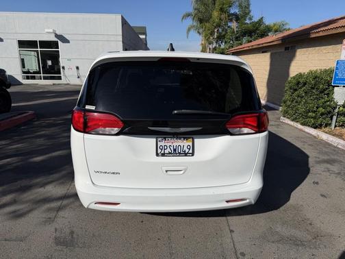 2022 Chrysler Voyager LX