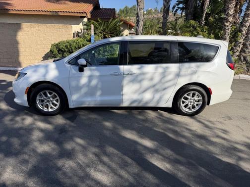 2022 Chrysler Voyager LX