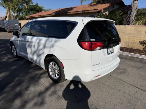 2022 Chrysler Voyager LX