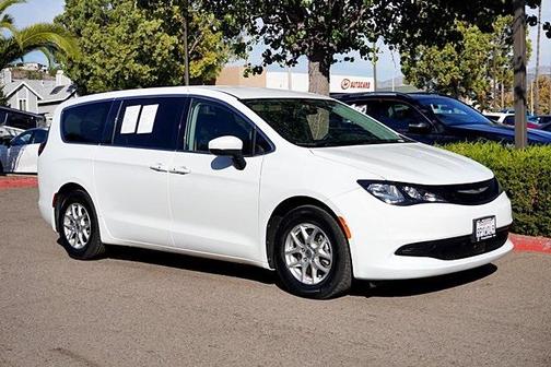 2022 Chrysler Voyager LX