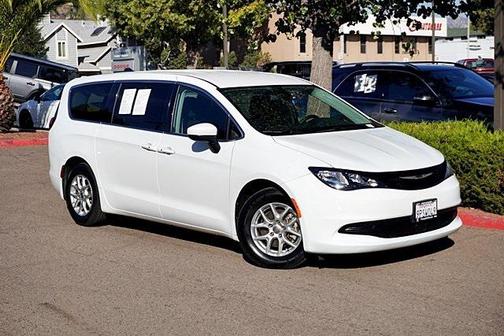 2022 Chrysler Voyager LX
