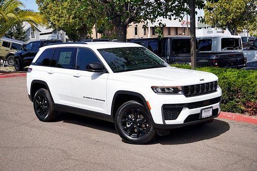 Bright White Clearcoat 2026 Jeep Grand Cherokee Altitude