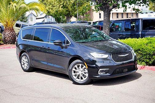 Diamond Black Crystal Pearlcoat 2026 Chrysler Pacifica L
