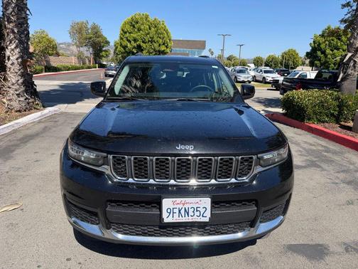 Diamond Black Crystal Pearlcoat 2023 Jeep Grand Cherokee L Laredo