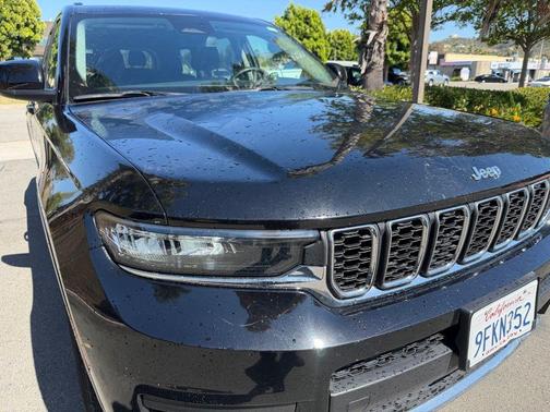 Diamond Black Crystal Pearlcoat 2023 Jeep Grand Cherokee L Laredo