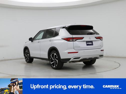 White 2024 Mitsubishi Outlander SE
