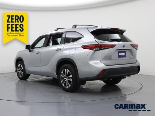 Silver 2022 Toyota Highlander Hybrid XLE