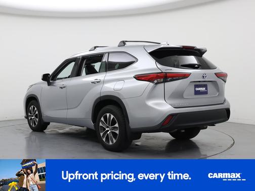 Silver 2022 Toyota Highlander Hybrid XLE