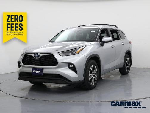 Silver 2022 Toyota Highlander Hybrid XLE
