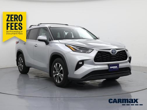 Silver 2022 Toyota Highlander Hybrid XLE