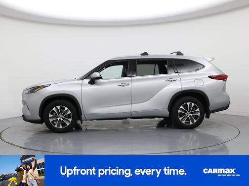 Silver 2022 Toyota Highlander Hybrid XLE
