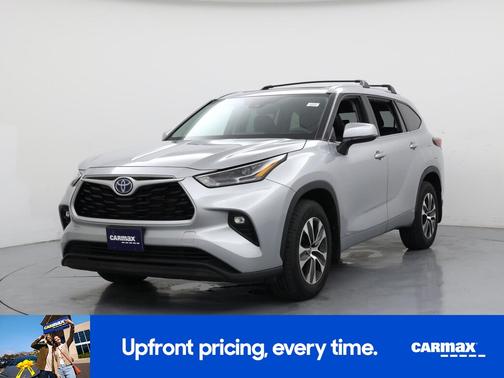 Silver 2022 Toyota Highlander Hybrid XLE
