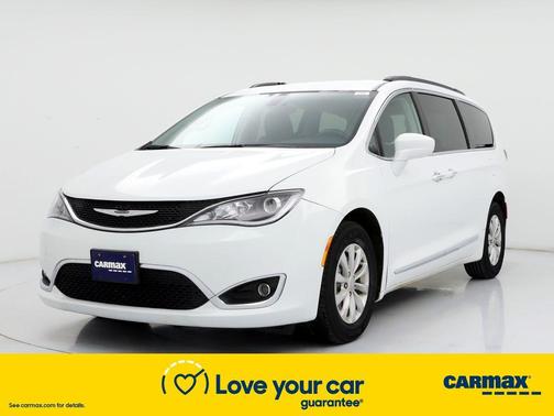 Photo 4 of 27 of 2017 Chrysler Pacifica Touring-L