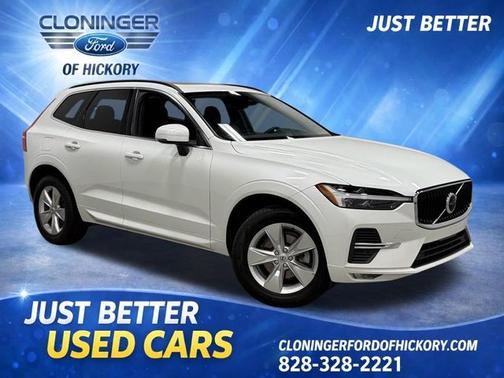 Crystal White Metallic 2022 Volvo XC60 B5 MOMENTUM