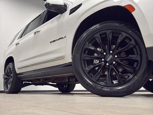 White Frost Tri-Coat 2021 GMC Yukon DENALI