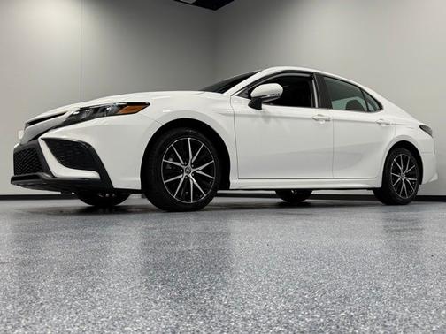 Ice 2023 Toyota Camry SE