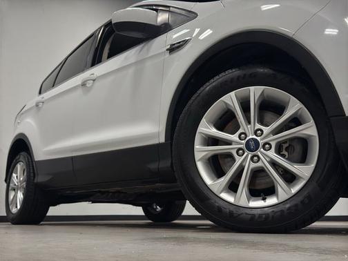 OXFORD WHITE 2017 Ford Escape SE