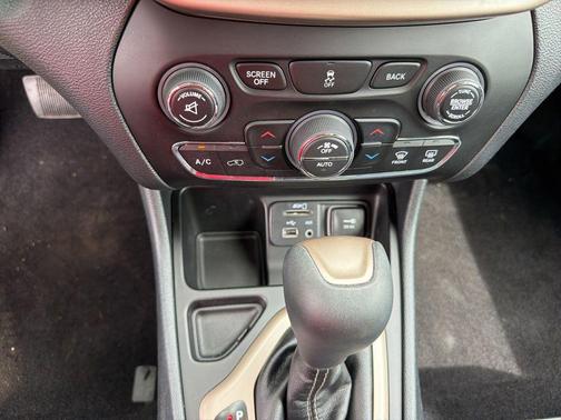 Bright White Clearcoat 2016 Jeep Cherokee Limited