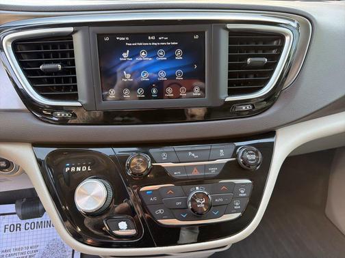 Brilliant Black Crystal Pearlcoat 2018 Chrysler Pacifica Touring-L