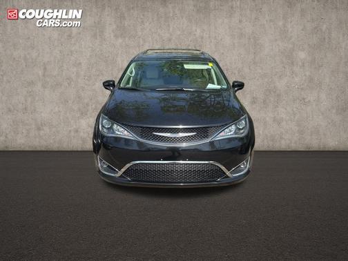 Brilliant Black Crystal Pearlcoat 2018 Chrysler Pacifica Touring-L