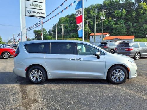 2023 Chrysler Pacifica Touring-L