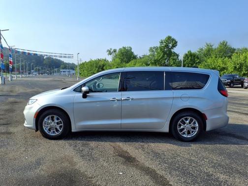 2023 Chrysler Pacifica Touring-L