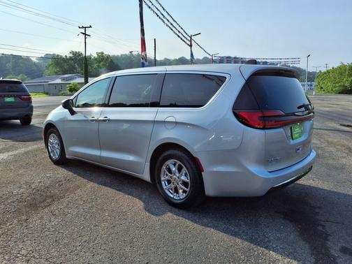 2023 Chrysler Pacifica Touring-L